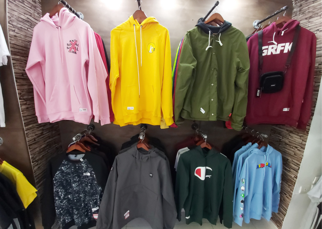 Gran variedad de ropa de todas las marcas de skaters